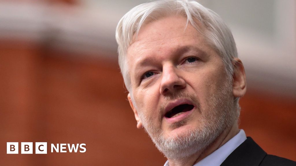 Julian Assange: Zakladatel WikiLeaks v poslední snaze vyhnout se vydání do USA