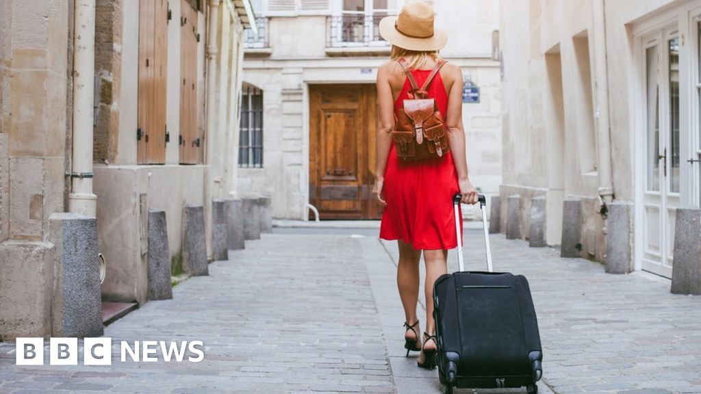Travel agent Hayley King accused of holiday booking scam