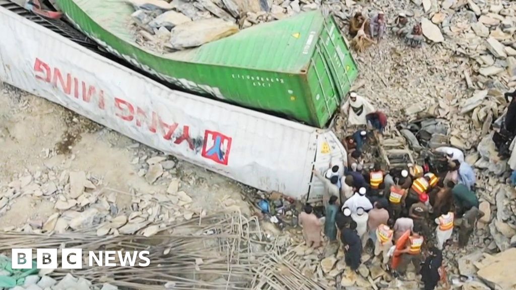 Pakistan: Lorries crushed and buried in deadly landslide