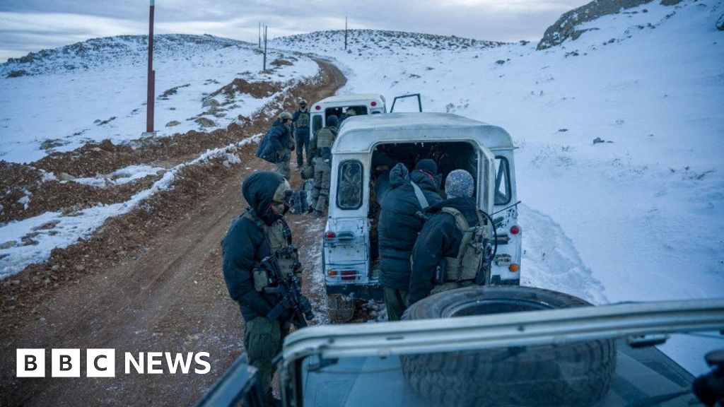 Golan Heights: Israel army prepares to stay on Mt Hermon for winter