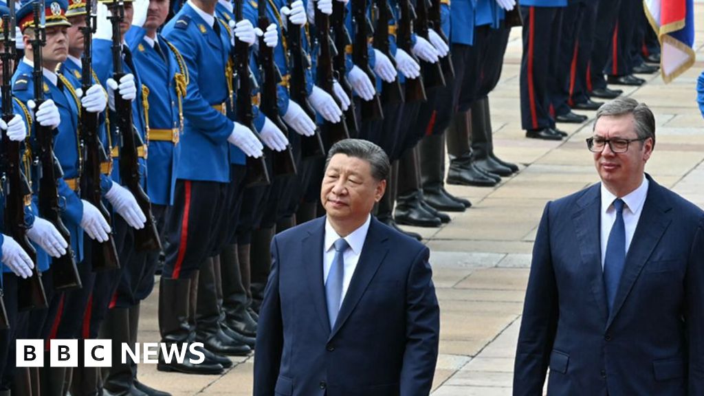 De Chinese president Xi Jinping ontvangt een officiële ontvangst in Servië