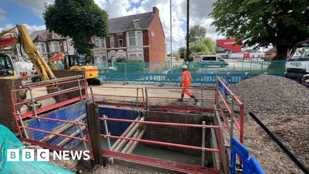 Burst pipe repairs overrun on main Swindon road