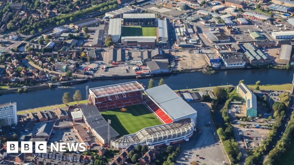 Coronavirus: A tale of two Nottingham football clubs - BBC News