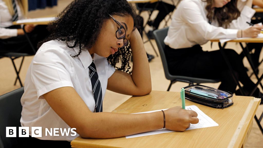 Lack of support to scrap AS-Levels, public consultation finds