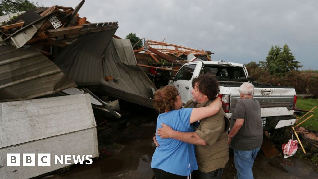 Торнадо уби множество хора в малко градче в Айова докато