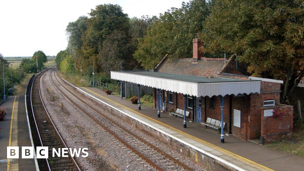 Flood Warnings For Stretches Of Norfolk And Essex Bbc News