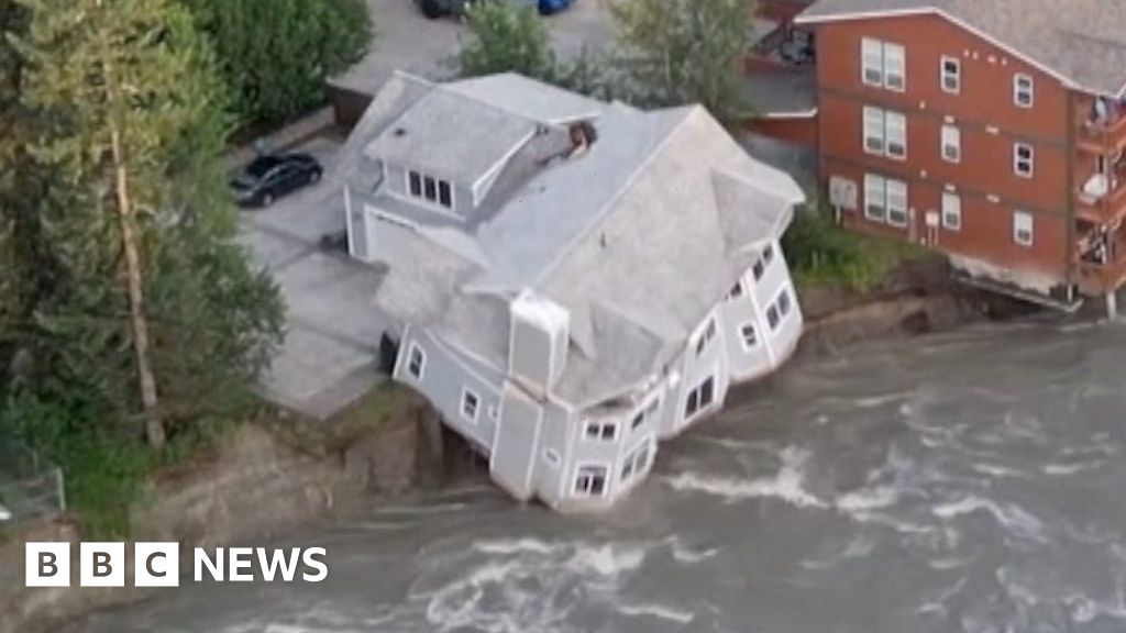 Alaska: Moment house collapses into river during flood - BBC News