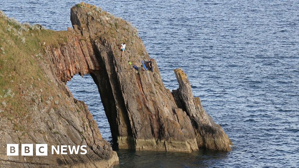 Torquay cliffclimbers looked 'close to disaster'