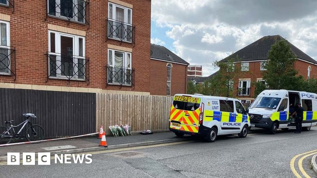 Bedford Stabbing: Two People Arrested On Suspicion Of Murder - BBC News