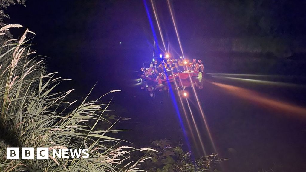 Search called off for missing man after boat sinks in the Broads BBC News