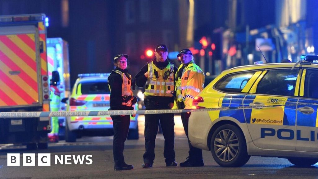 Teenagers arrested after suspicious Perth death - BBC News