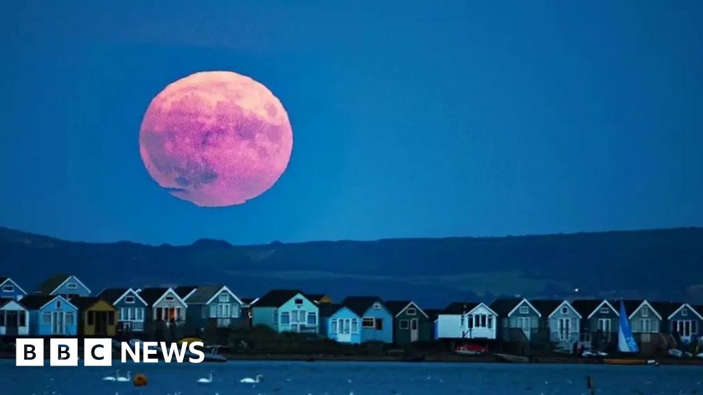 In pictures Super blue Moon lights up skies in the south BBC News