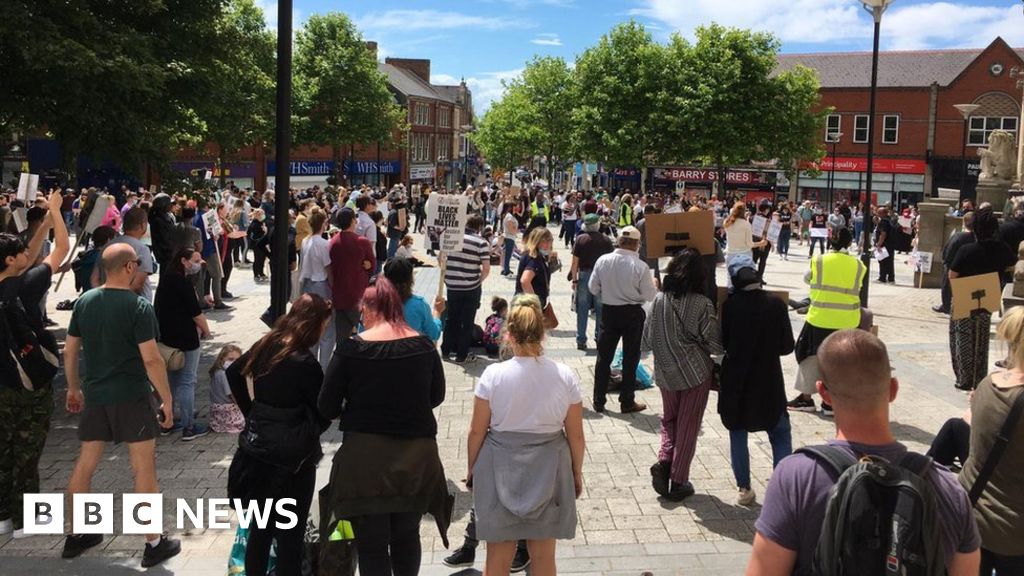 Black Lives Matter: Hundreds protest in Barry and Chepstow thumbnail