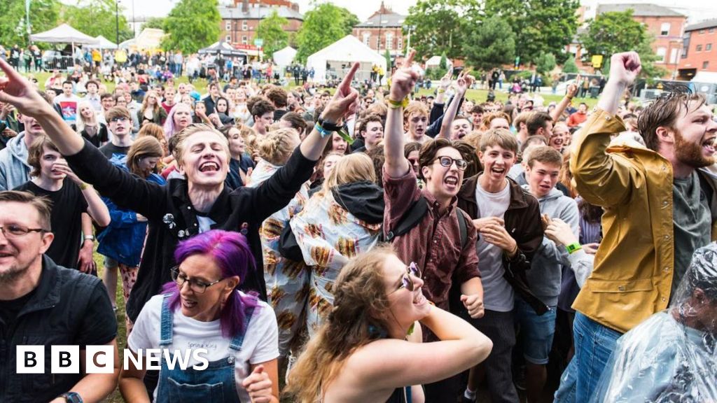 Sheffield Tramlines Fringe free live music event to return - BBC News