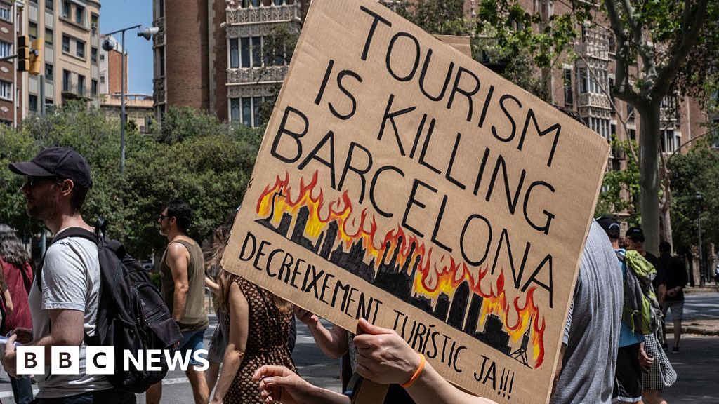 Spain tourism: The protesters and residents pushing back on tourism in Barcelona