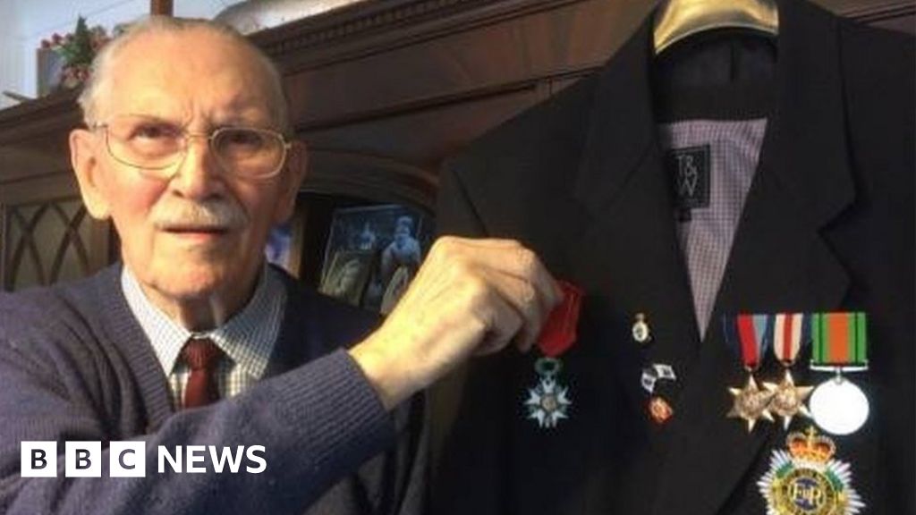 Former soldier Harry Gould, 91, awarded French honour - BBC News