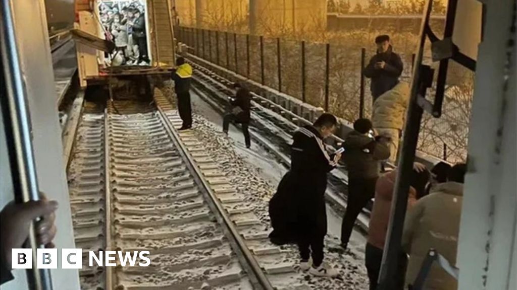 Катастрофа в метрото в Пекин оставя 102 със счупени кости