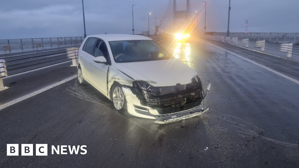 M48 Severn bridge: Car crashes after driver ignores closure - BBC News