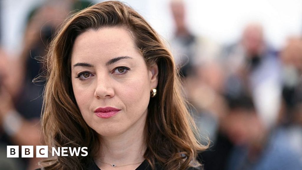 Aubrey Plaza says grief is a 'giant ocean of awfulness'