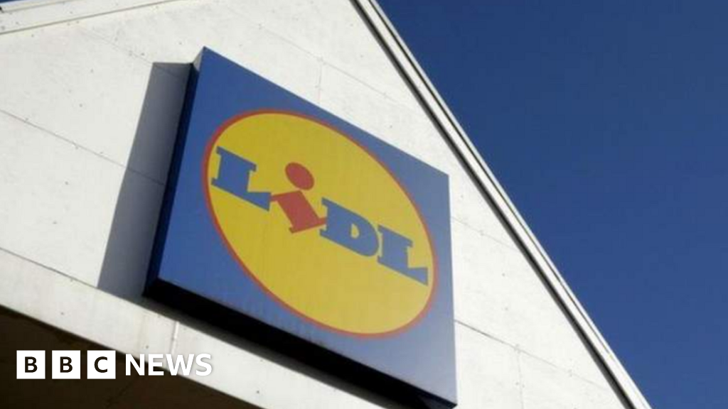 Lidl plans to build largest UK warehouse near Luton - BBC News