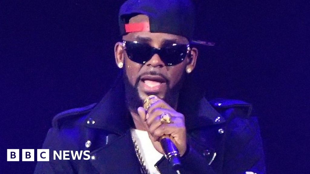 R Kelly gives defiant performance amid protests in North Carolina BBC News
