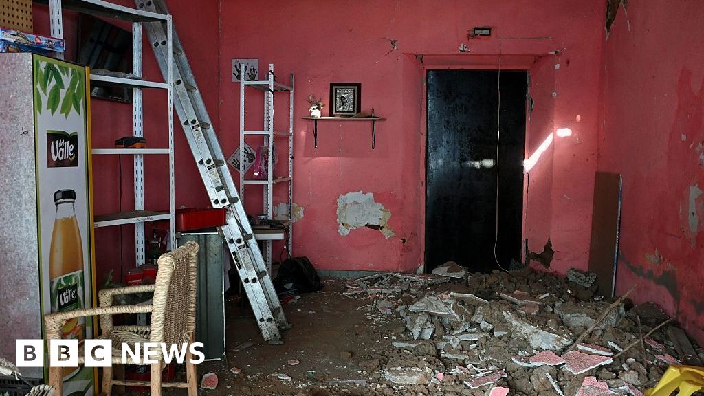 Поне двама души загинаха след мощно земетресение ударило южно и