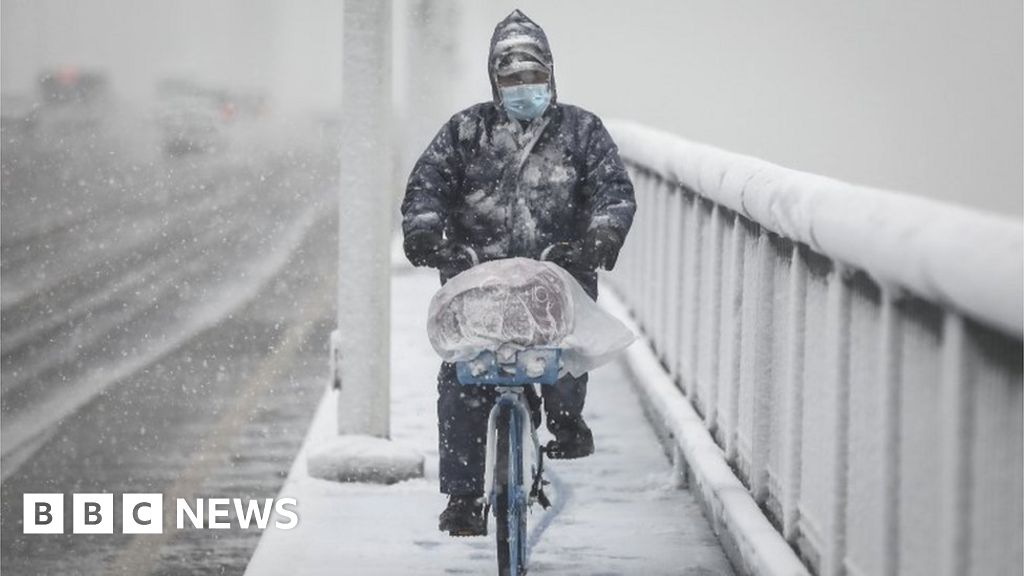 Coronavirus: China enacts tighter restrictions in Hubei