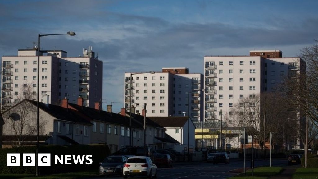 Social housing stock 'to fall 370,000 by 2020' - BBC News