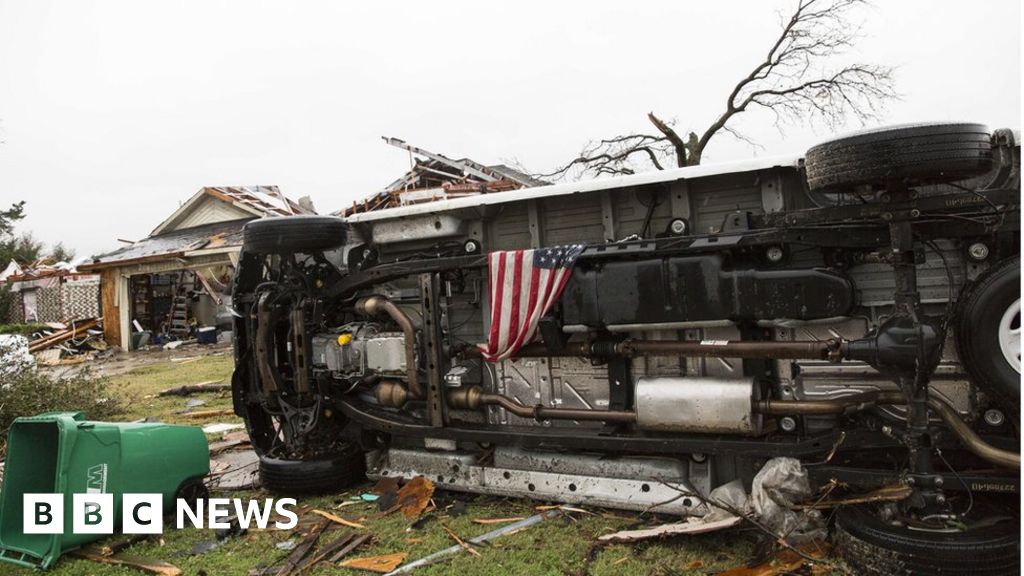 Dozens dead in US Christmas storms BBC News(00)