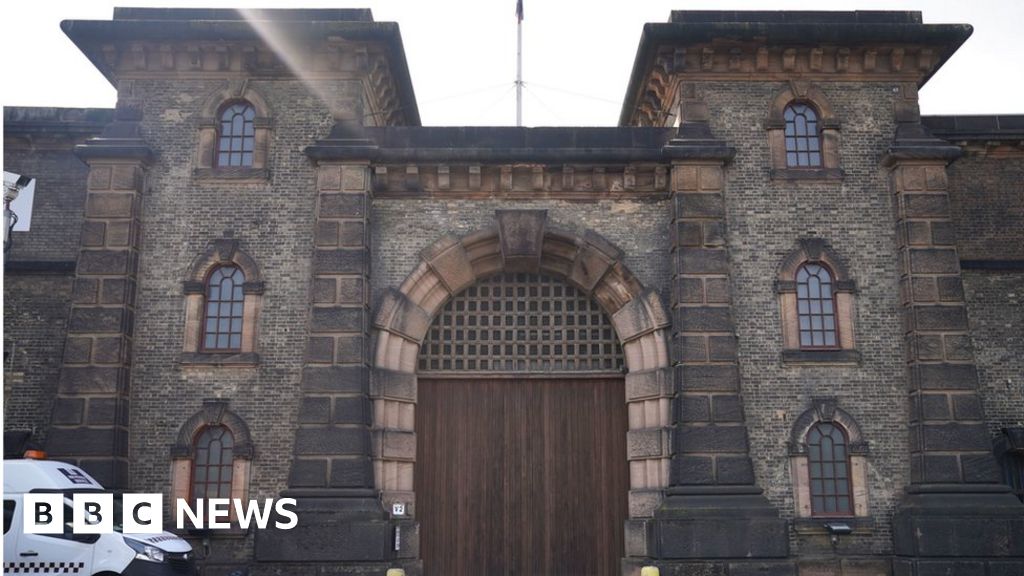 Wandsworth Prison still lacks security - inspector