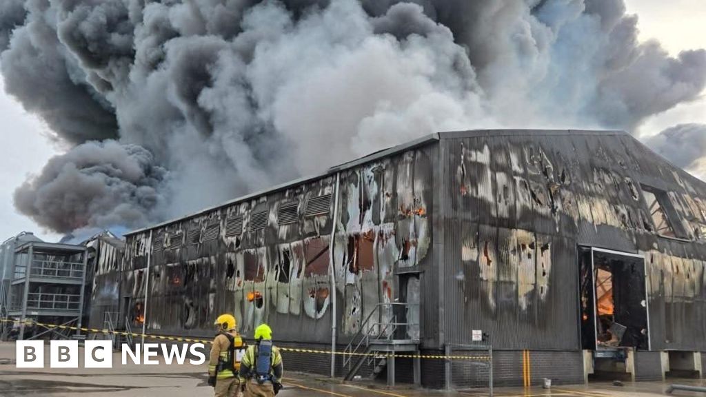 bbc.co.uk - Oprah Flash - Crews remain after huge Cheshire chicken farm blaze
