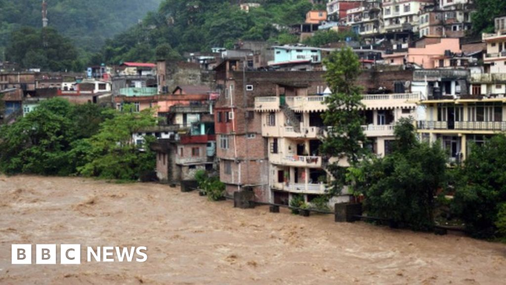 Свлачища и внезапни наводнения убиха десетки в хималайския регион на