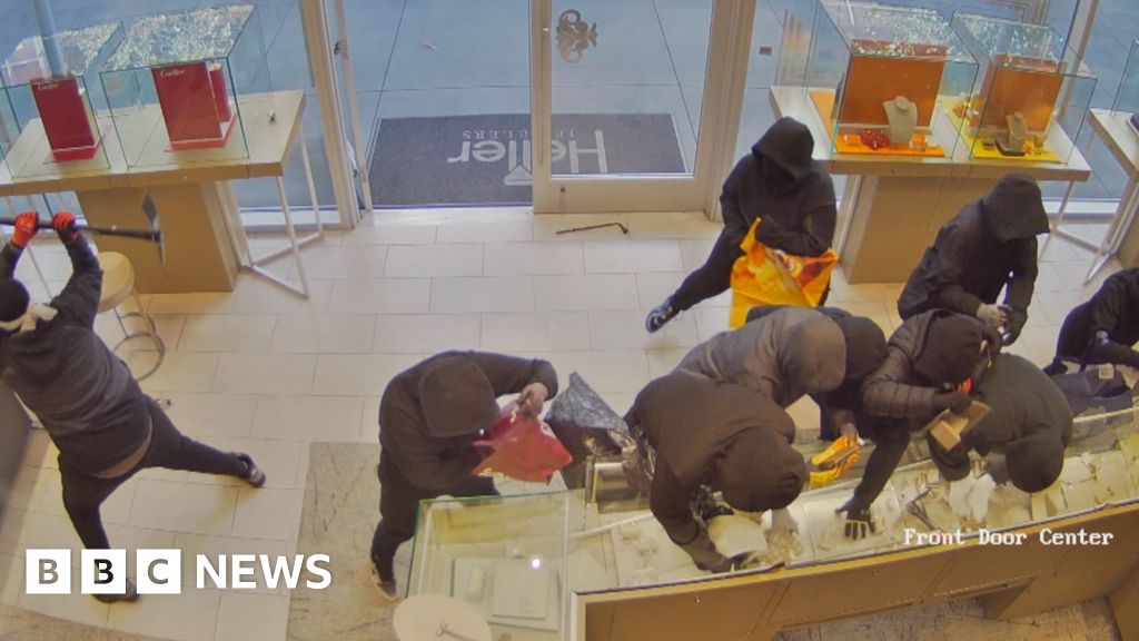 Arrests after thieves ransack California jewellery store - BBC News