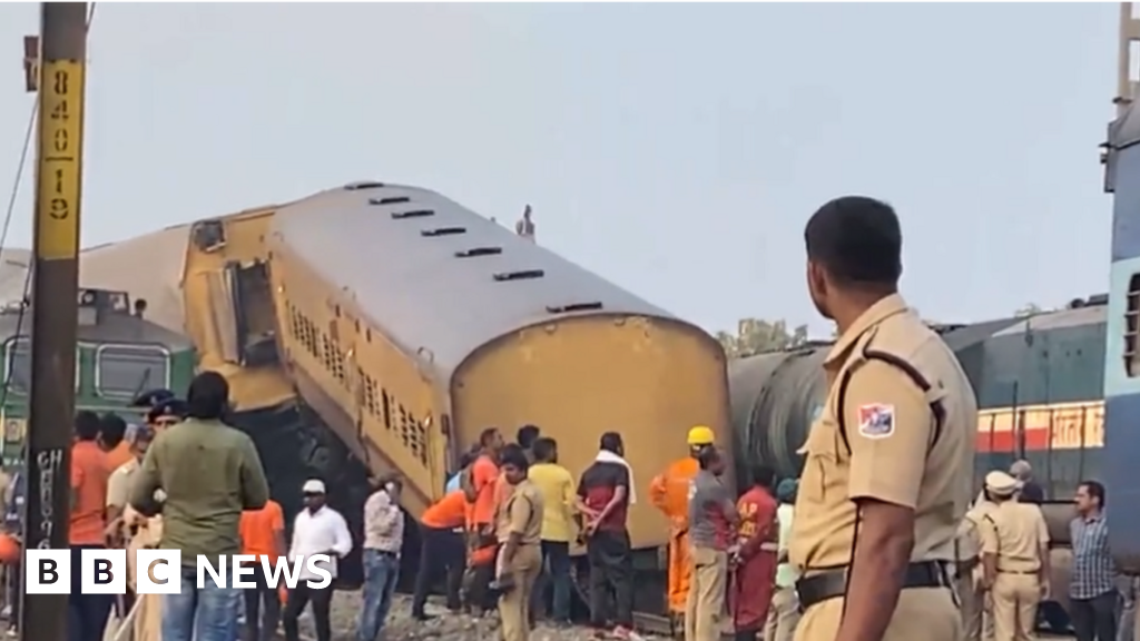 Andhra Pradesh: Deadly India train crash kills 13