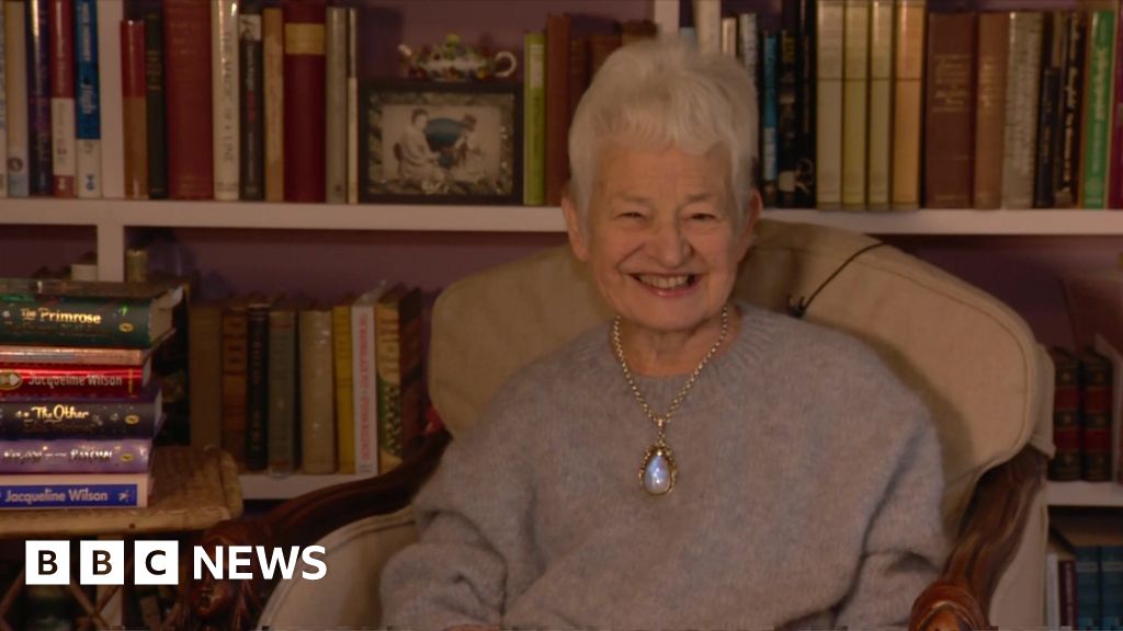 Dame Jacqueline Wilson bereaksi terhadap penghormatan Tahun Baru