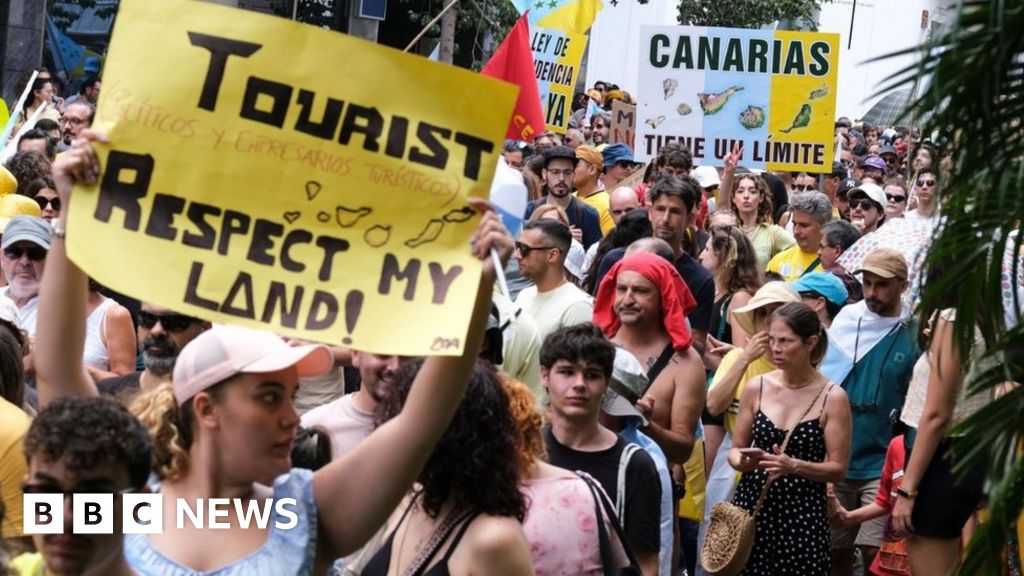Miles de personas se manifiestan en las Islas Canarias de España contra el turismo de masas