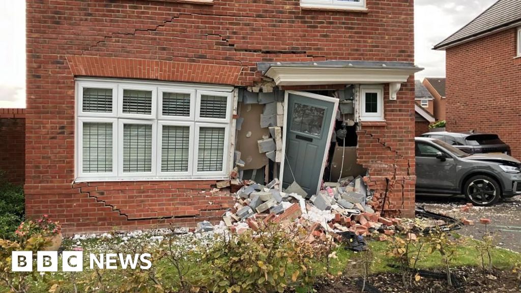 Leighton Buzzard: Passenger injured after car crashes into house - BBC News