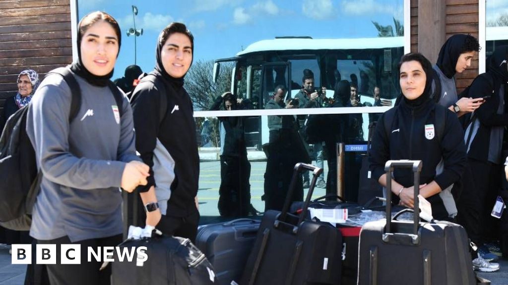 Iranian footballers return home after dropping Australian asylum bids