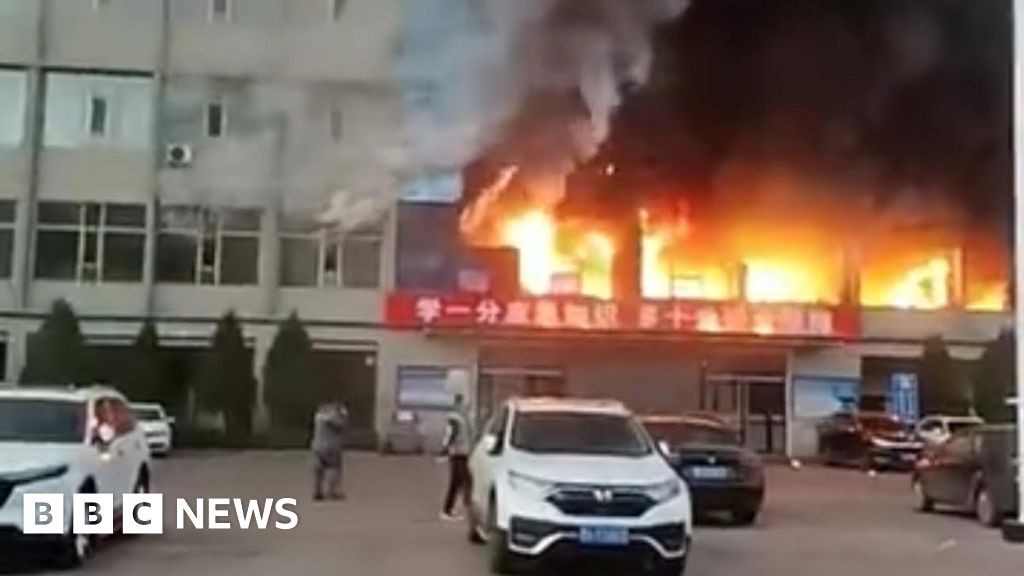 Поне 26 души са загинали след като пожар разкъса офис