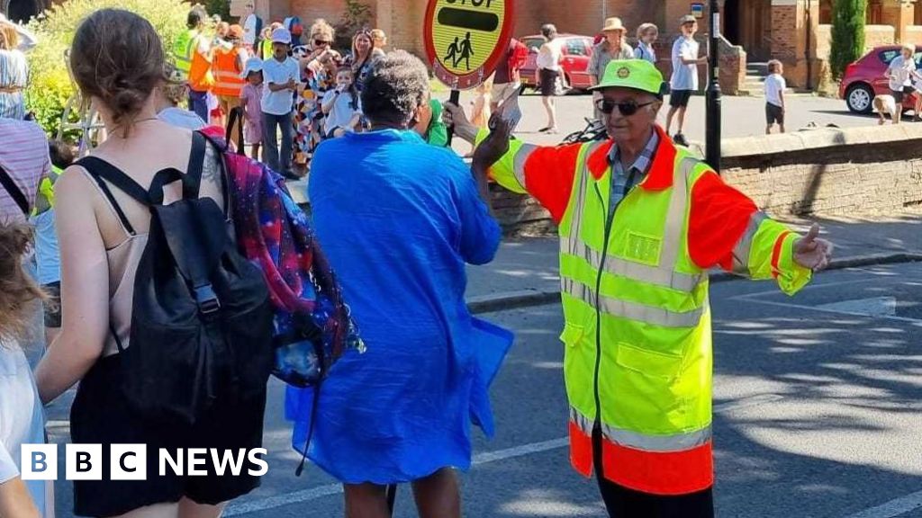 Lollipop man, 83, not allowed to keep uniform