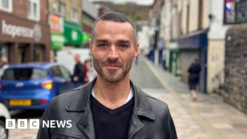 Busted singer to front series on addiction recovery