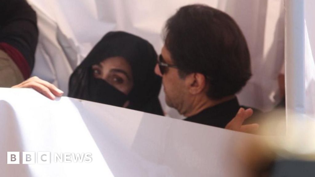 Пакистански съд затвори Имран Хан и съпругата му за седем