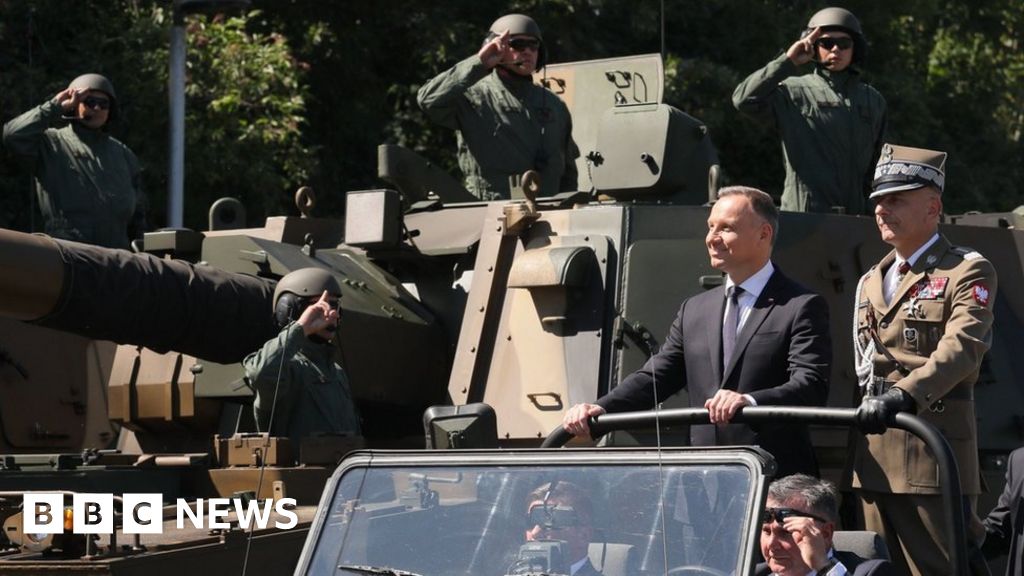 Двамата висши военни на Полша подадоха оставки дни преди ключови