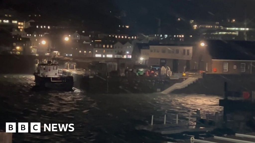 Waves and wind lash Guernsey as Storm Ciarán hits - BBC News