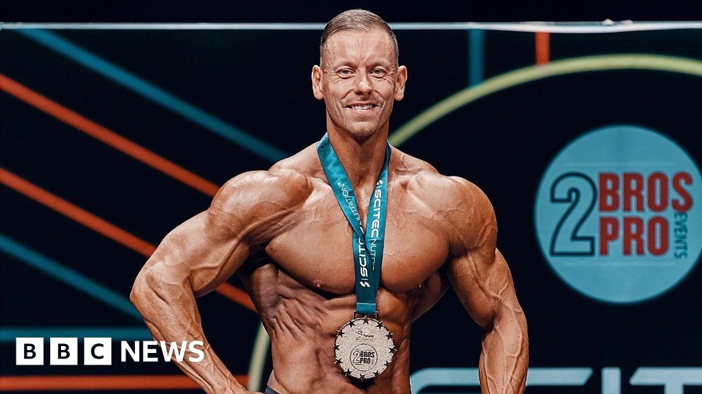 Bodybuilder with three kidneys wins Euro title - BBC News