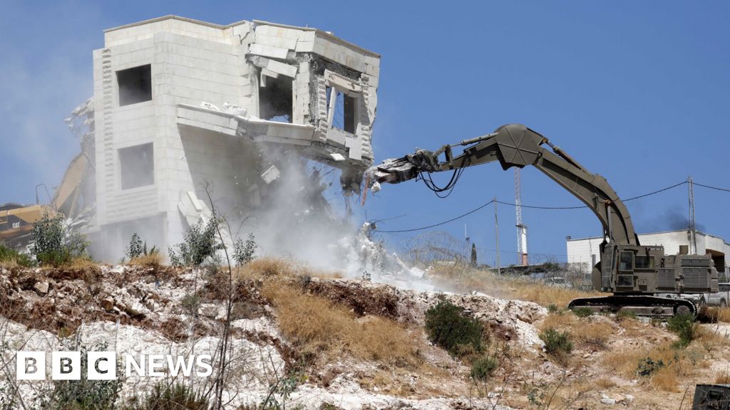 Israel Razes Palestinian Homes 'built Too Near Barrier' - BBC News