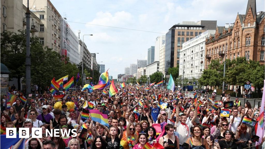 Poland: Thousands march in Warsaw for LGBT rights ahead of elections