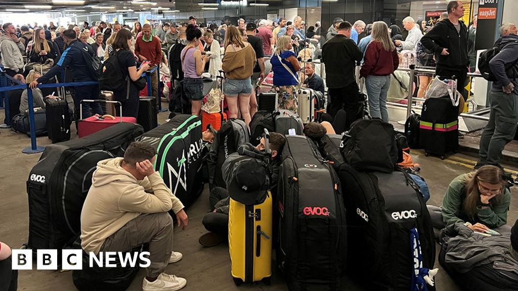 Major power failure halts Manchester Airport flights