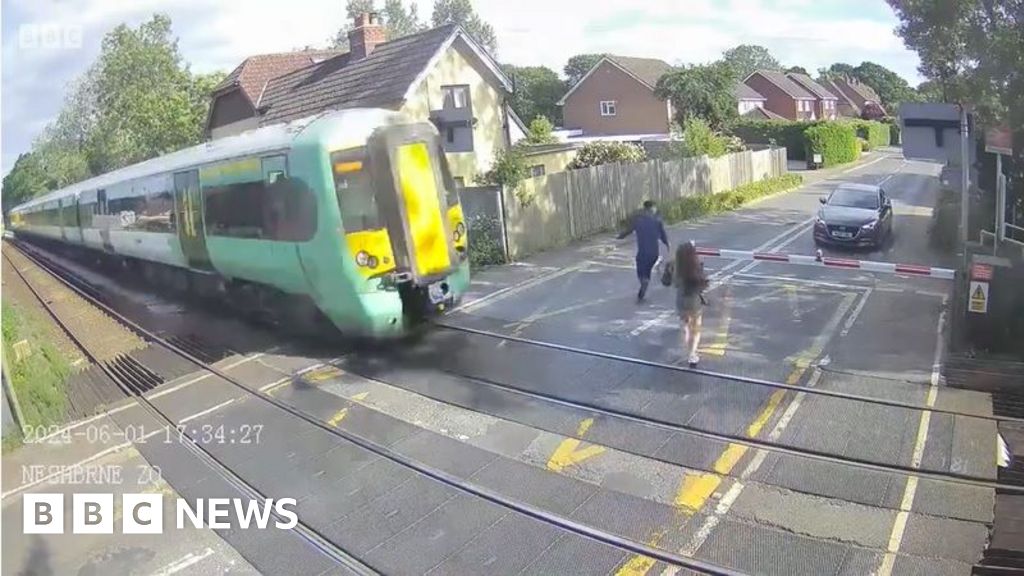 Level crossing near misses and risk-taking caught on camera – BBC News