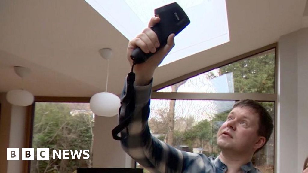 Londoners borrow thermal cameras to cut heat loss